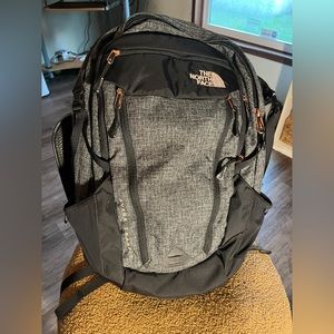 ✨The NorthFace Women’s Surge Transit grey/rose gold backpack ✨